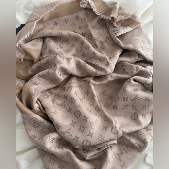 Louis Vuitton CLASSIQUE MONOGRAM
SHAWL - Picture 1 of 7